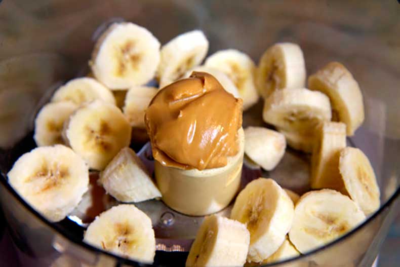 snacks saludables plátano y mantequilla de cacahuete