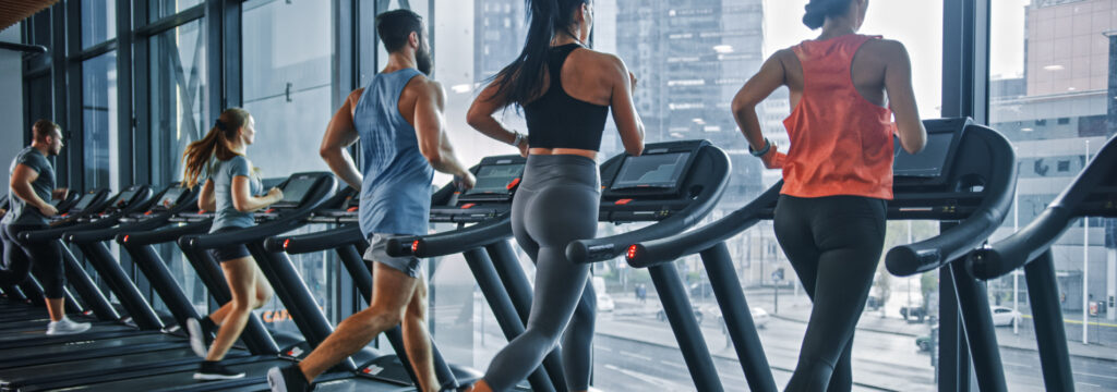 deportistas corriendo en máquina